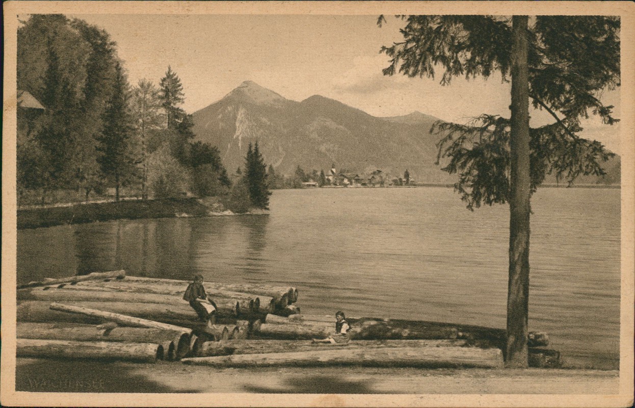 zoom: Image side vintage Postcard from 1925: Walchensee Frau und Mann sitzen auf Baumstämmen:: Kochel am See
