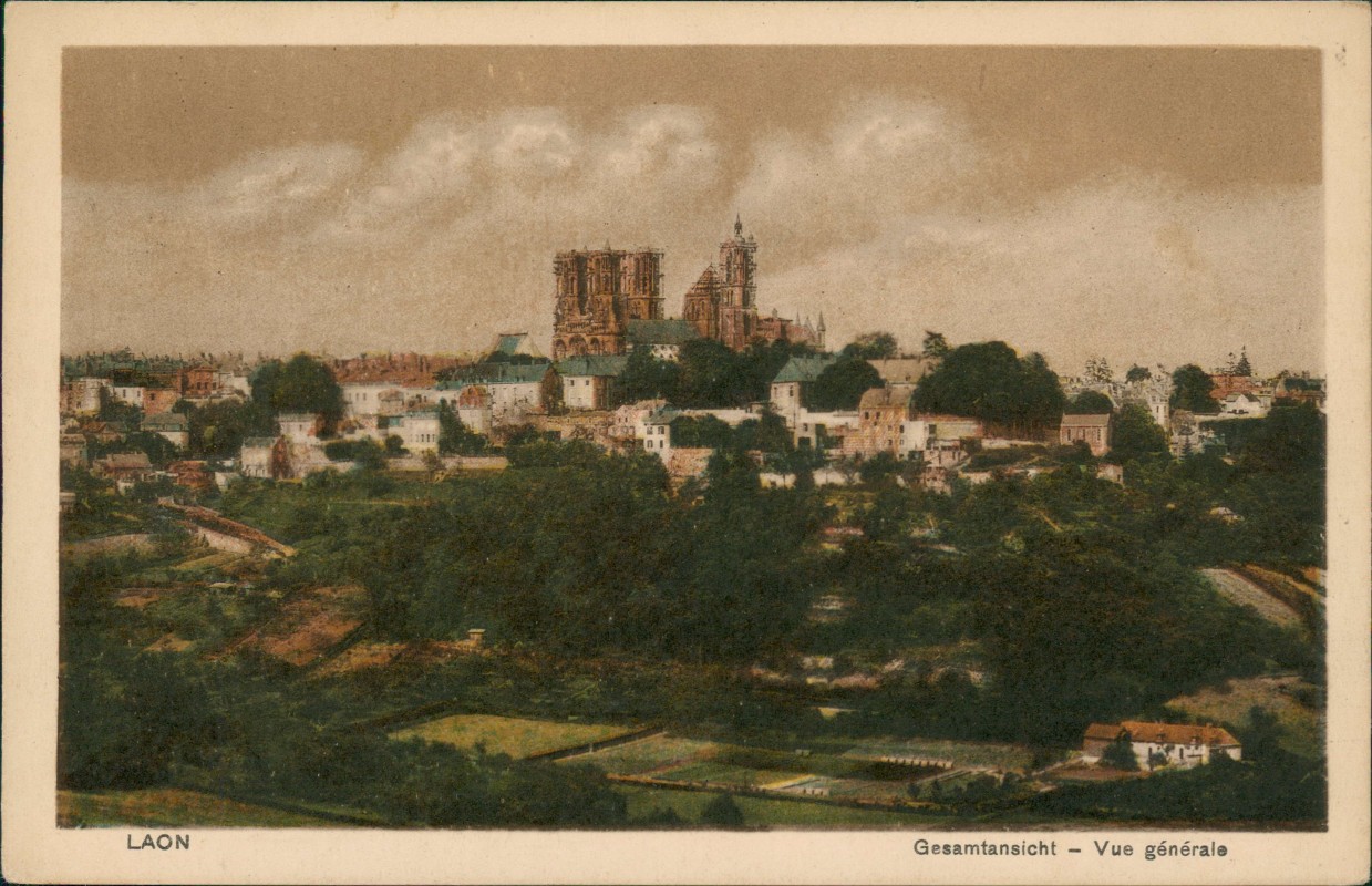 vergrößern: Bildseite historische Ansichtskarte von 1918: Blick auf die Stadt:: Laon