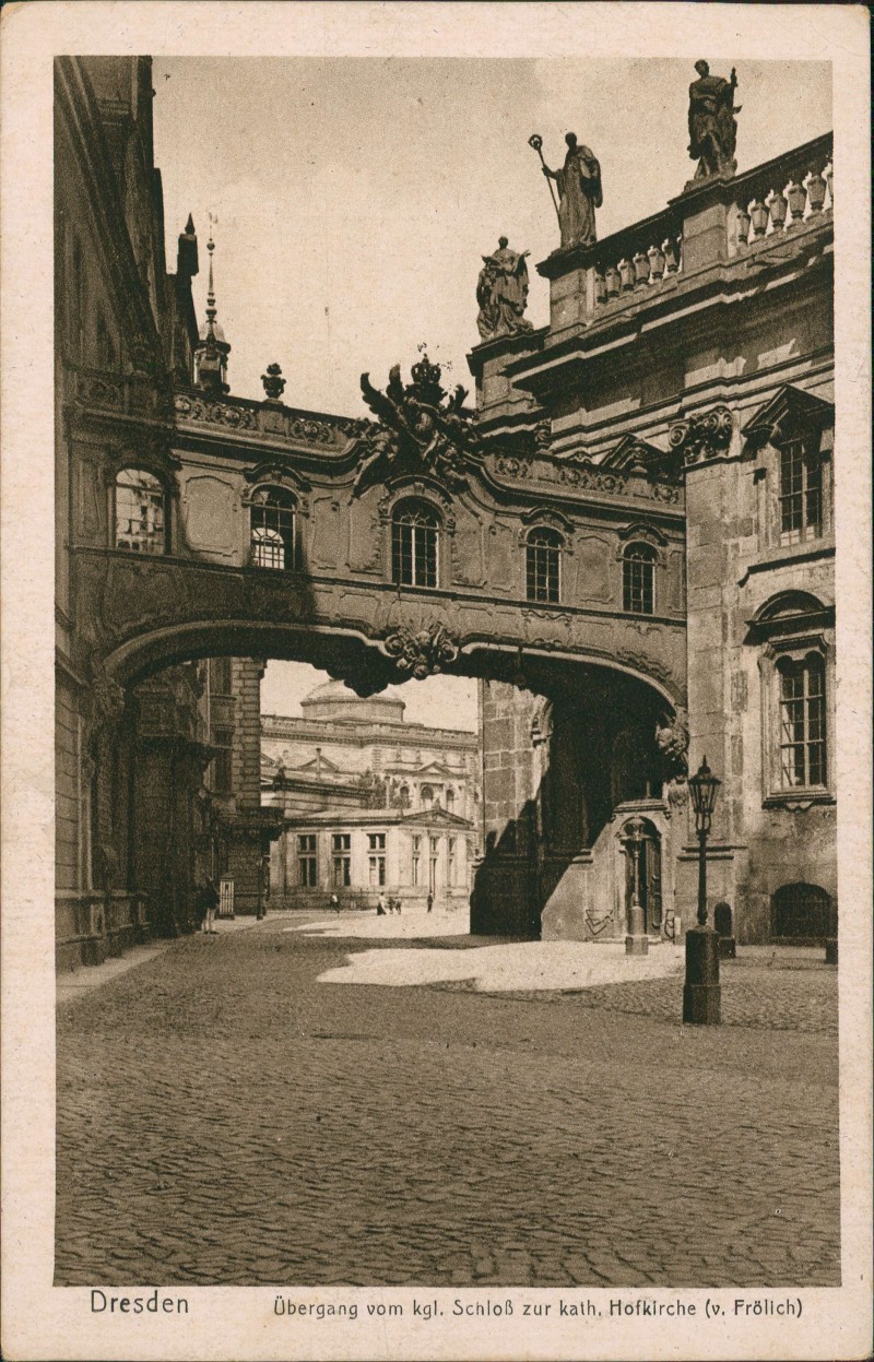 vergrößern: Bildseite historische Ansichtskarte von 1928: Übergang vom kgl. Schloß zur kath. Hofkirche (:: Innere Altstadt-Dresden