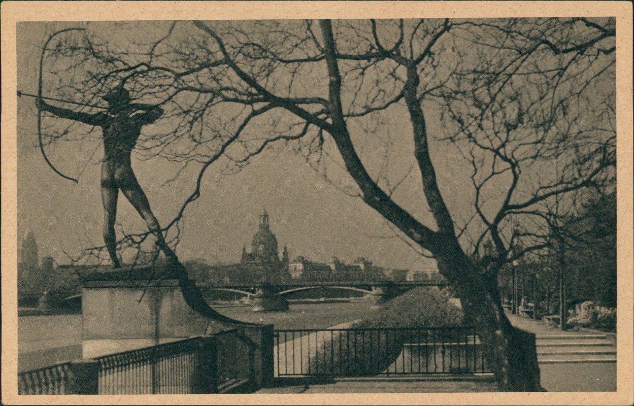 zoom: Image side vintage Postcard from 1928: Königsufer Bogenschütze:: Dresden