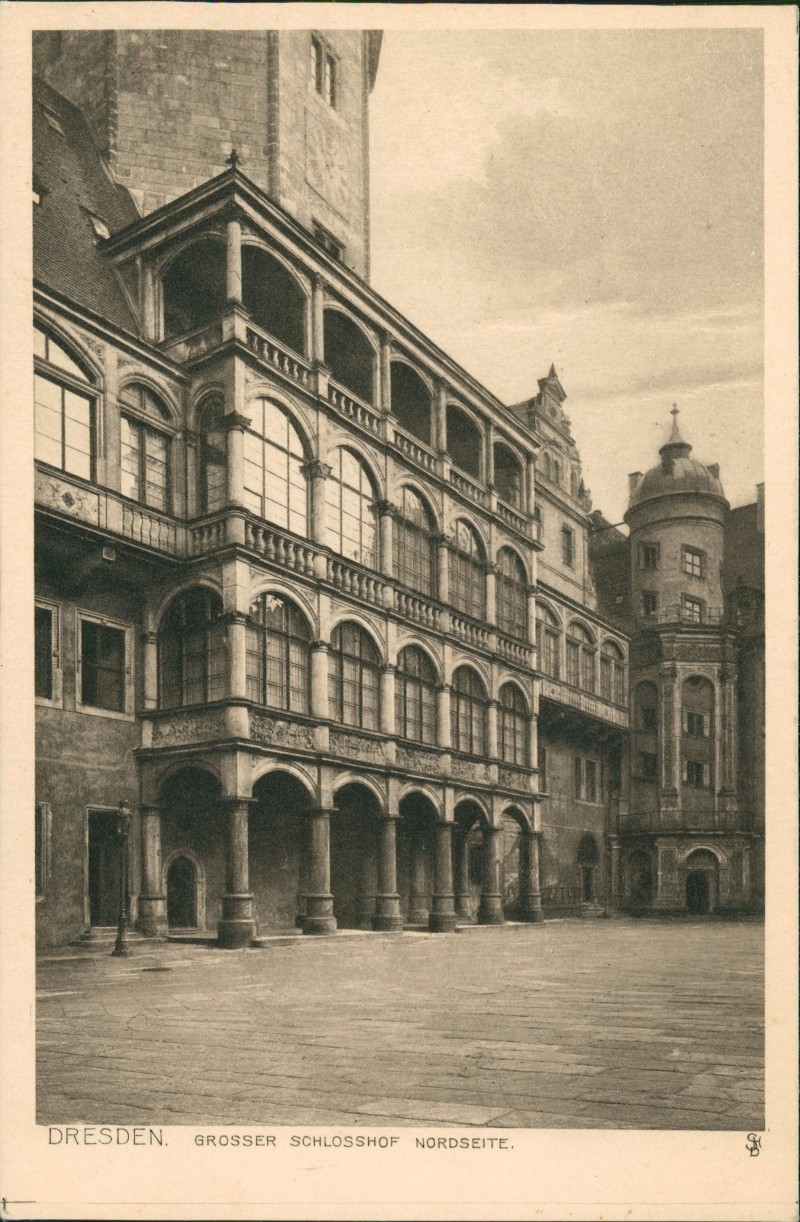 zoom: Image side vintage Postcard from 1910: Großer Schlosshof Nordseite (Residenzschloss):: Innere Altstadt-Dresden