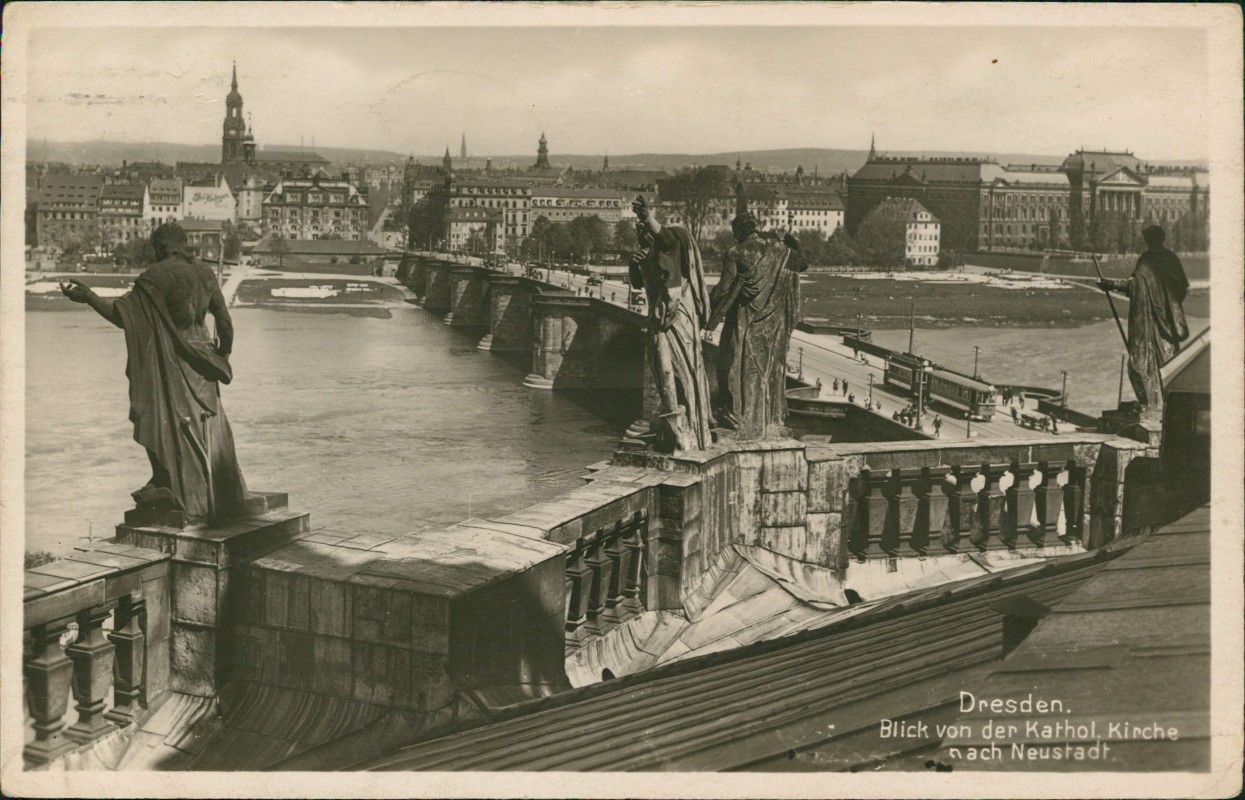 zoom: Image side vintage Postcard from 1930: Blick von der Katholischen Hofkirche nach Neustadt mit Augustusbrücke:: Innere Altstadt-Dresden