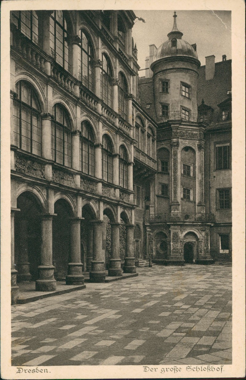 zoom: Image side vintage Postcard from 1928: Der große Schloßhof:: Innere Altstadt-Dresden