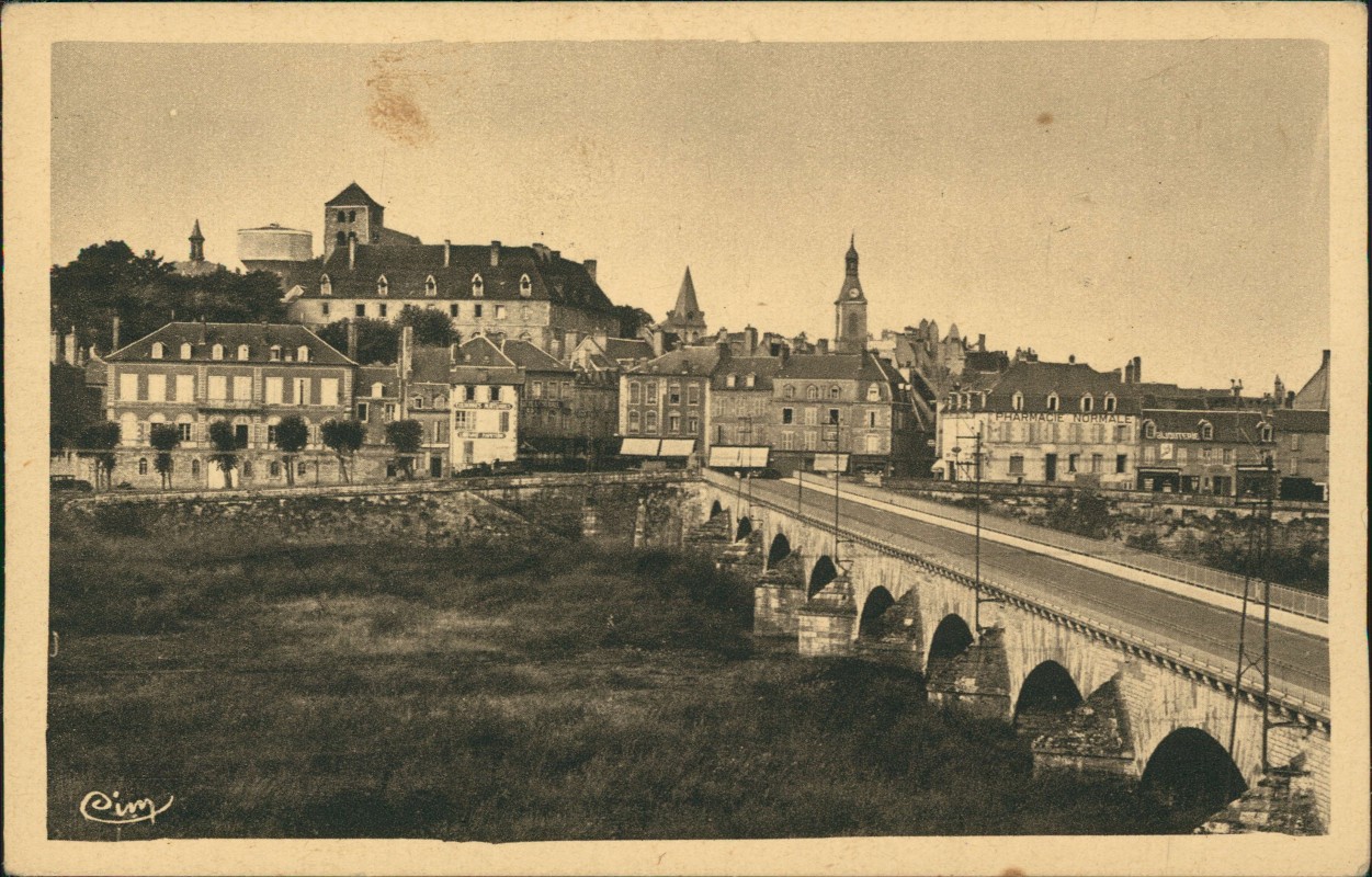 vergrößern: Bildseite historische Ansichtskarte von 1935: Stadteingang mit Brücke über die alte Loire:: Decize