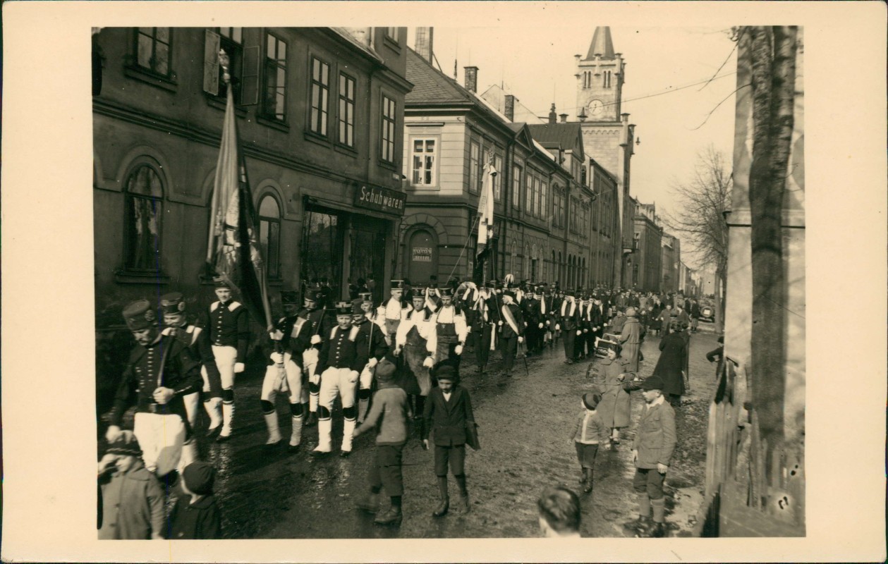 zoom: Image side vintage Postcard from 1957: Bergmannsparade Bergbau Bergleute Schuhgeschäft Rathaus::