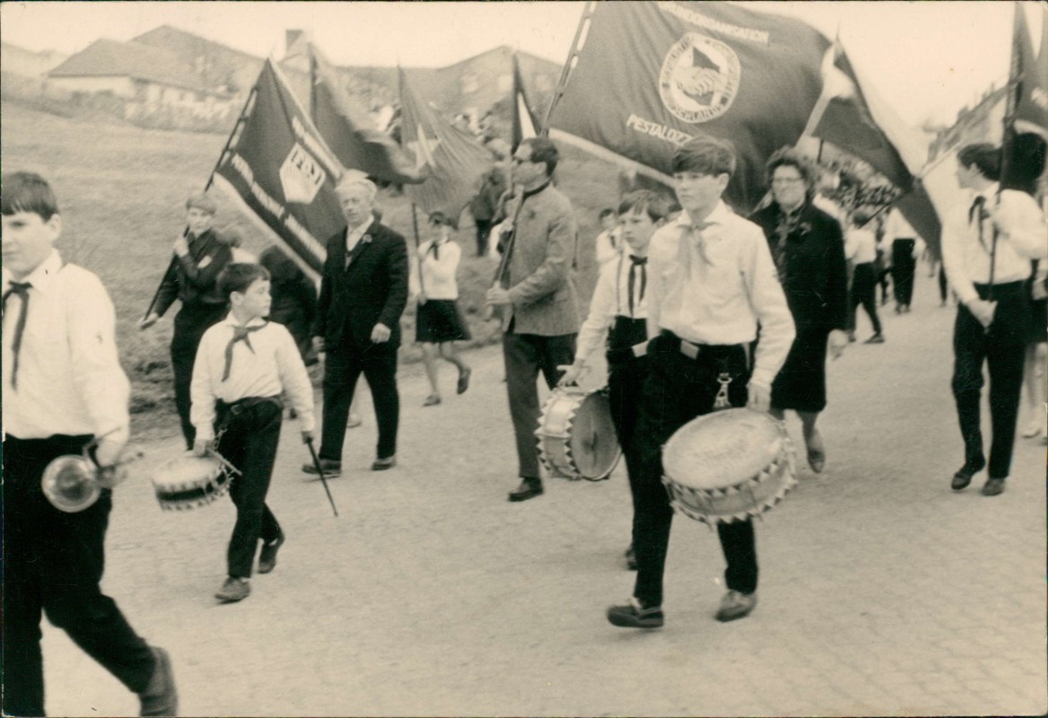 vergrößern: Bildseite historische Ansichtskarte von 1957: DDR Propaganda Pionier Trommler FDJ Banner:: .Deutschland