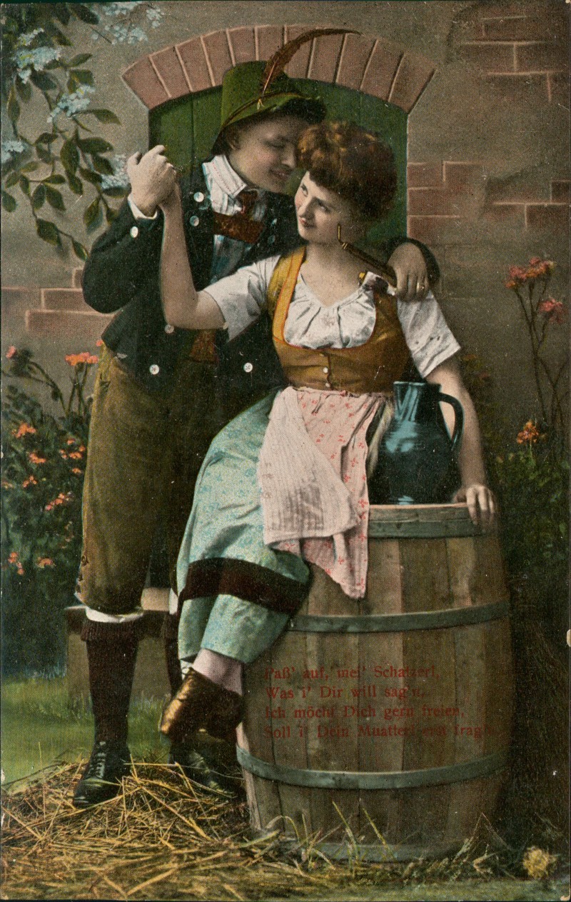 zoom: Image side vintage Postcard from 1915: Liebe Liebespaar Love in Tracht auf Bierfass Paß auf mei::
