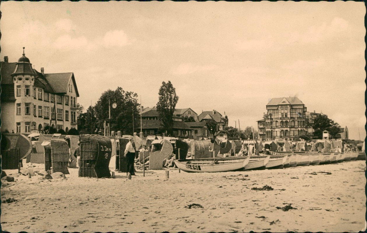 vergrößern: Bildseite historische Ansichtskarte von 1960: Strand mit Strandkörben und Booten:: Kühlungsborn