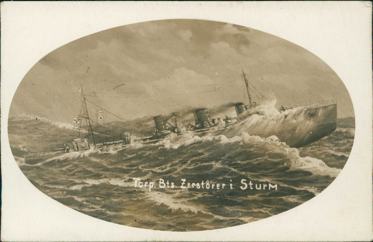 vergrößern: Bildseite historische Ansichtskarte von 1915: Torpedo Bts. Zerstörer im Sturm Fotokarte Marine::