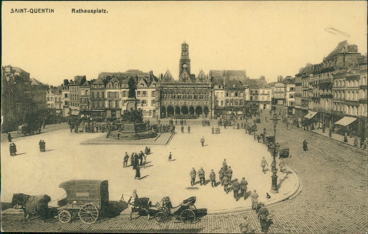 zoom: Image side vintage Postcard from 1915: Soldaten auf dem Rathausplatz WK1 Militaria:: Saint-Quentin