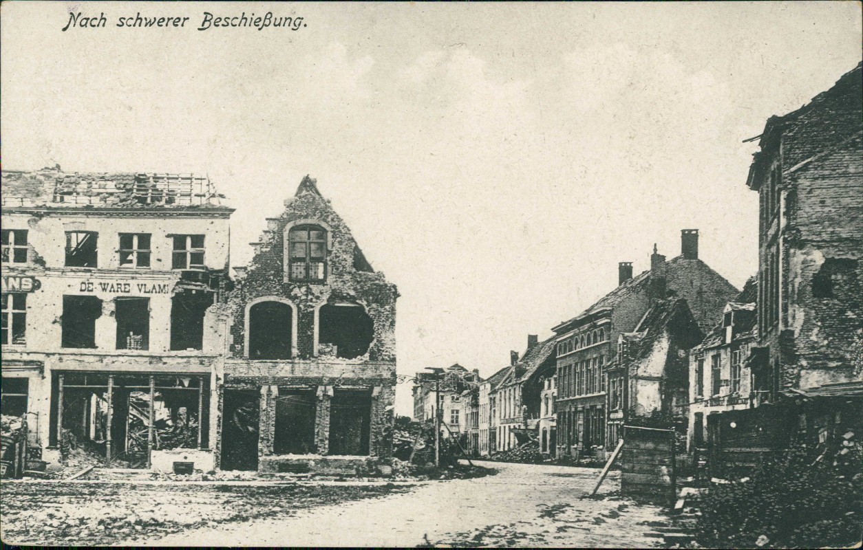 zoom: Image side vintage Postcard from 1918: Militär Propaganda 1.WK Erster Weltkrieg Stadt nach schwerer Beschießung::