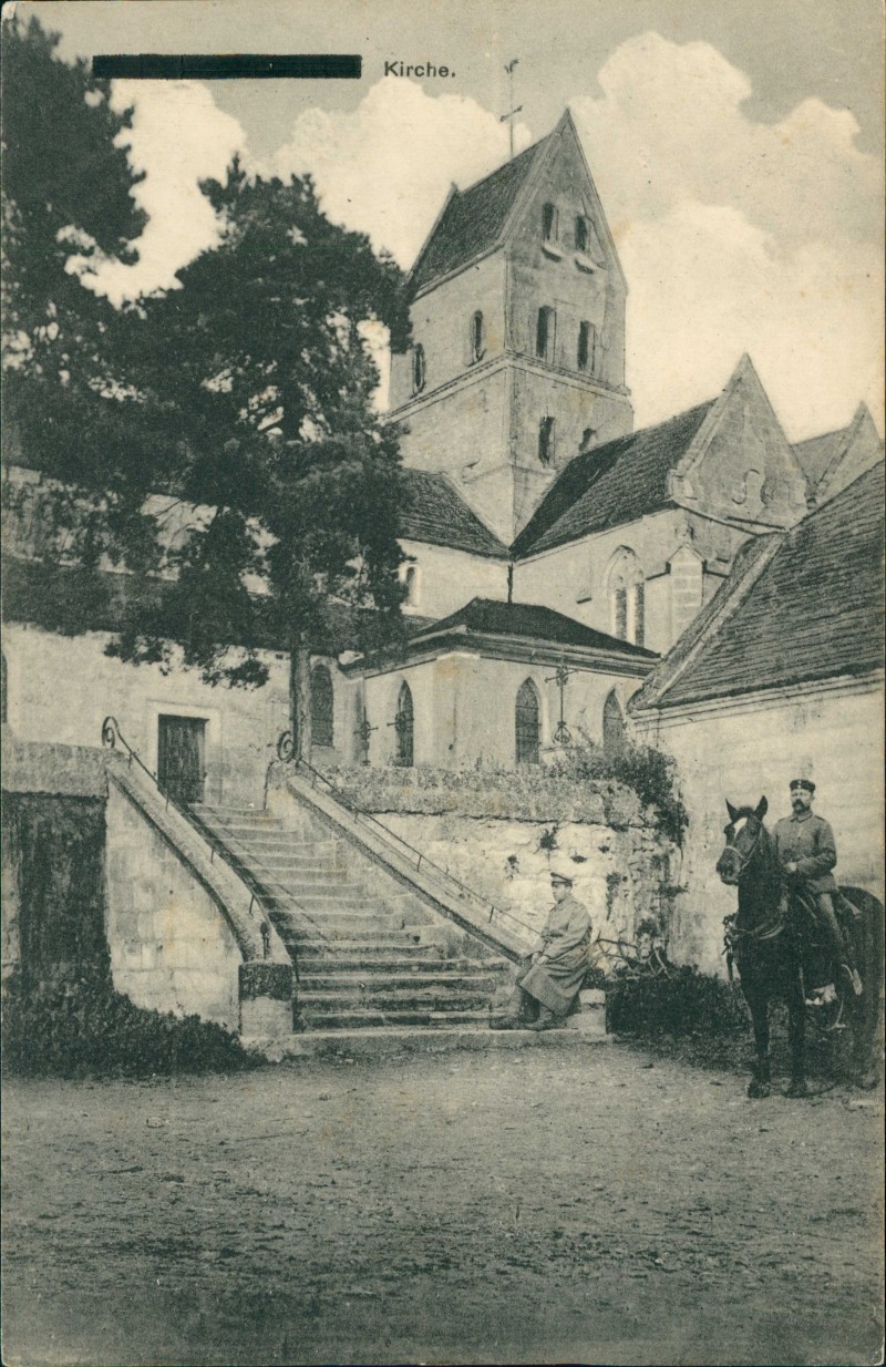 vergrößern: Bildseite historische Ansichtskarte von 1916: Kirche mit Freitreppe und Soldaten::
