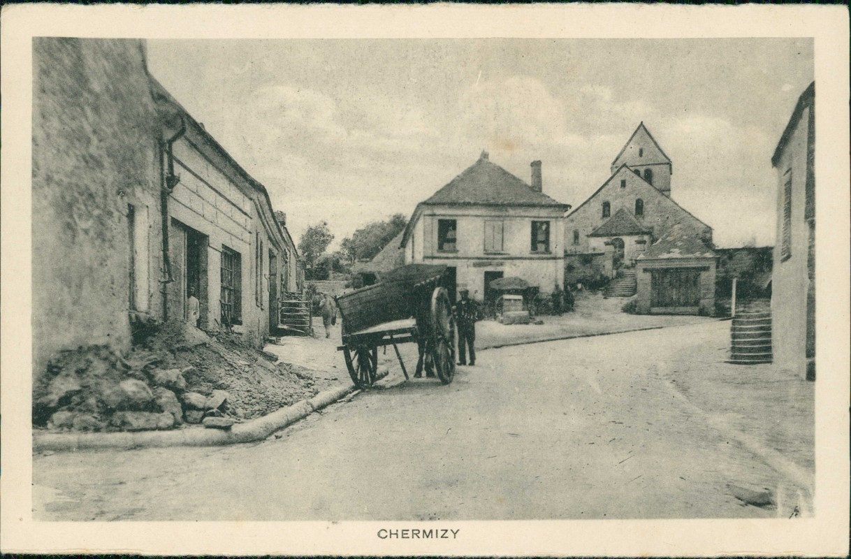 vergrößern: Bildseite historische Ansichtskarte von 1916: Straßenszene Soldat:: Chermizy-Ailles