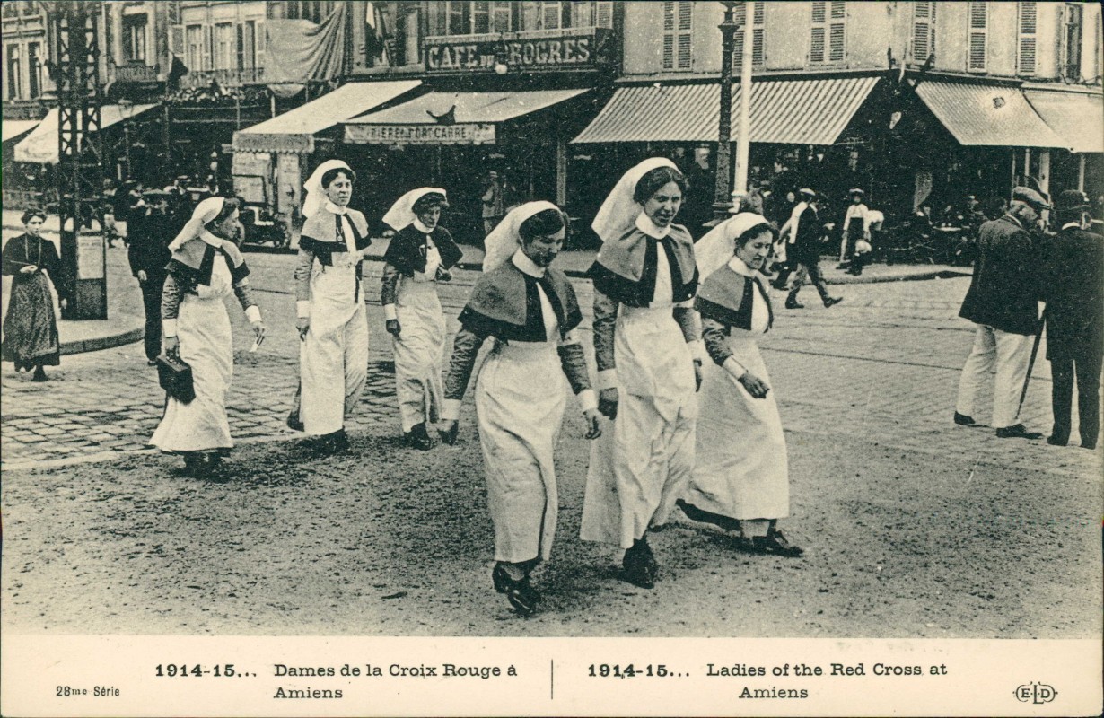 vergrößern: Bildseite historische Ansichtskarte von 1915: Ladies of the Red Cross, Cafe Rogres:: Amiens