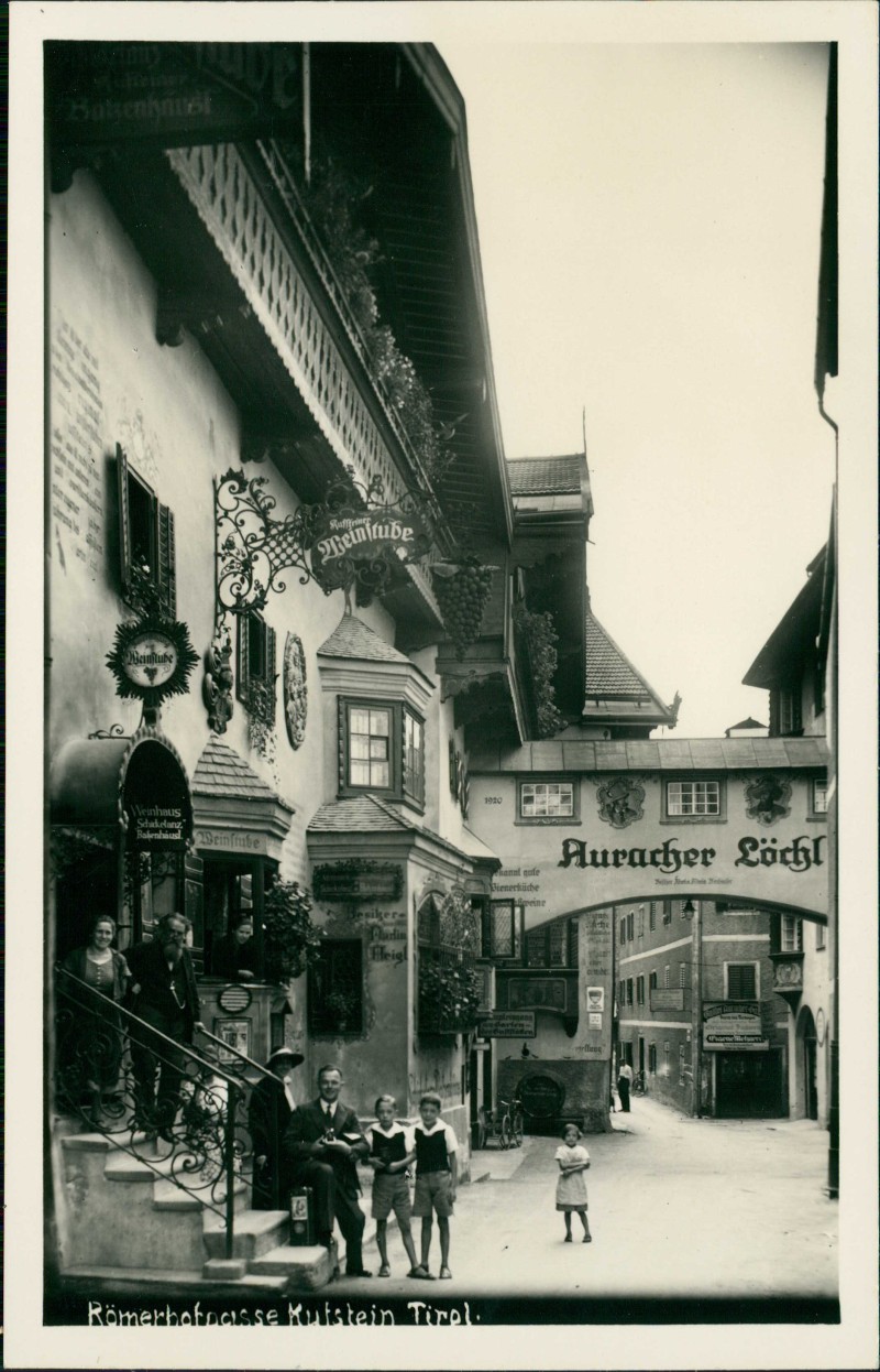 vergrößern: Bildseite historische Ansichtskarte von 1930: Familie vor Weinstube Römerhofgasse:: Kufstein