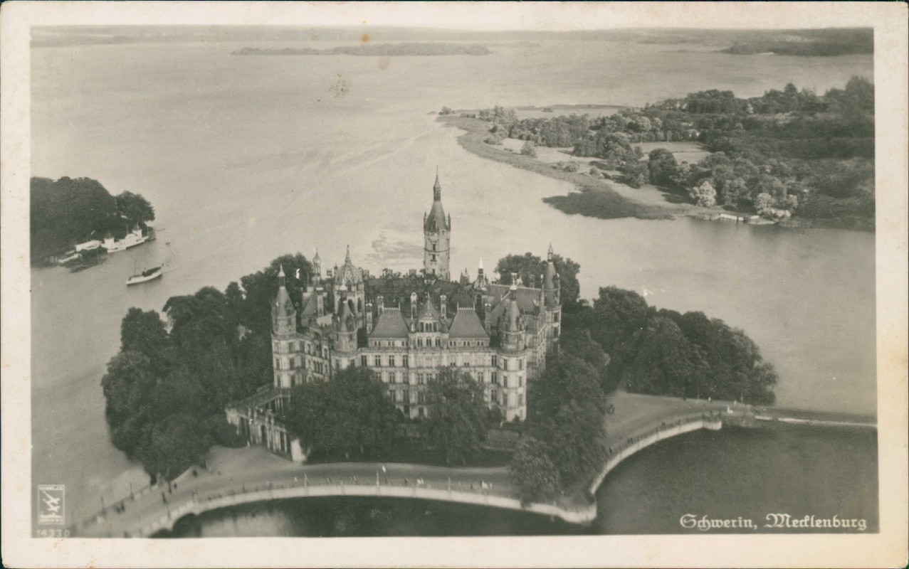 vergrößern: Bildseite historische Ansichtskarte von 1937: Luftbild Schweriner Schloss:: Schwerin