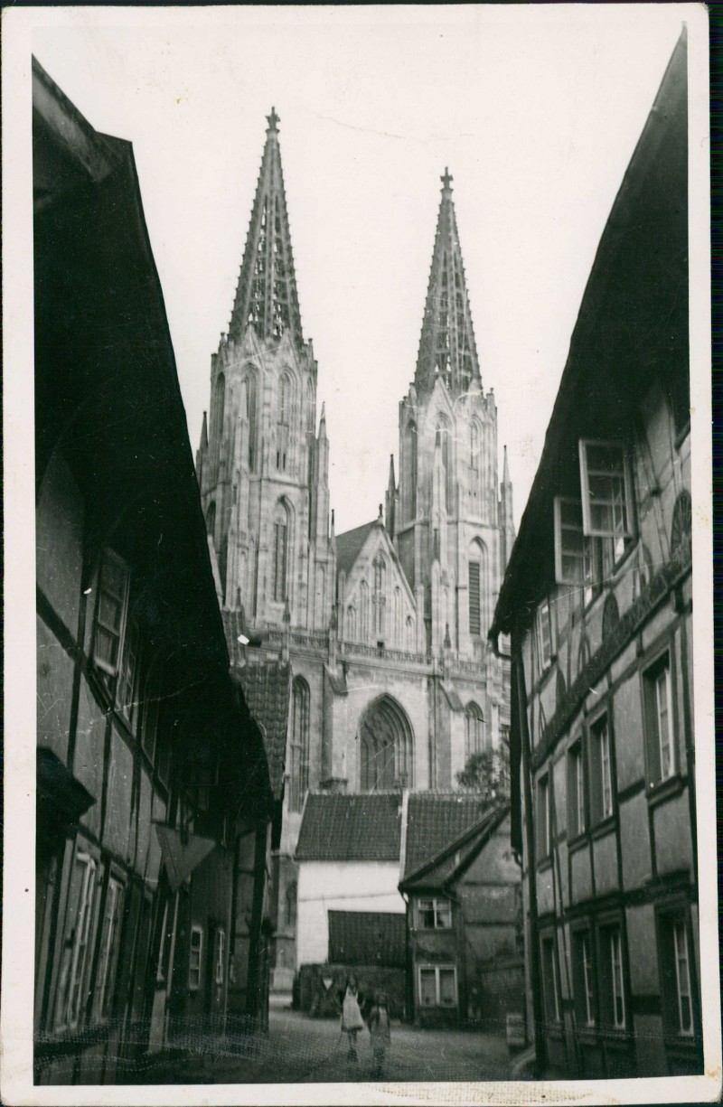 vergrößern: Bildseite historische Ansichtskarte von 1950: Straßenpartie Kirche Fachwerkhäuser:: Soest