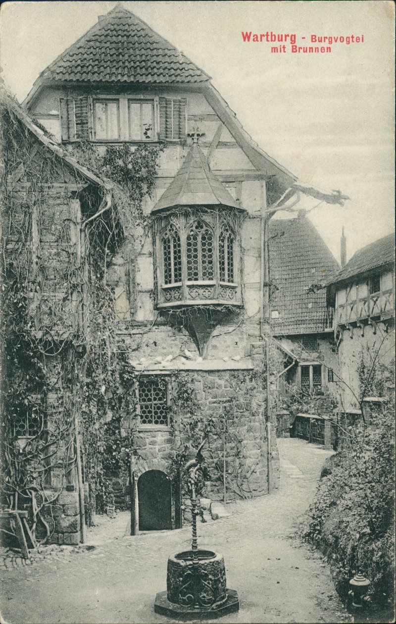 vergrößern: Bildseite historische Ansichtskarte von 1912: Wartburg Burgvogtei mit Brunnen:: Eisenach