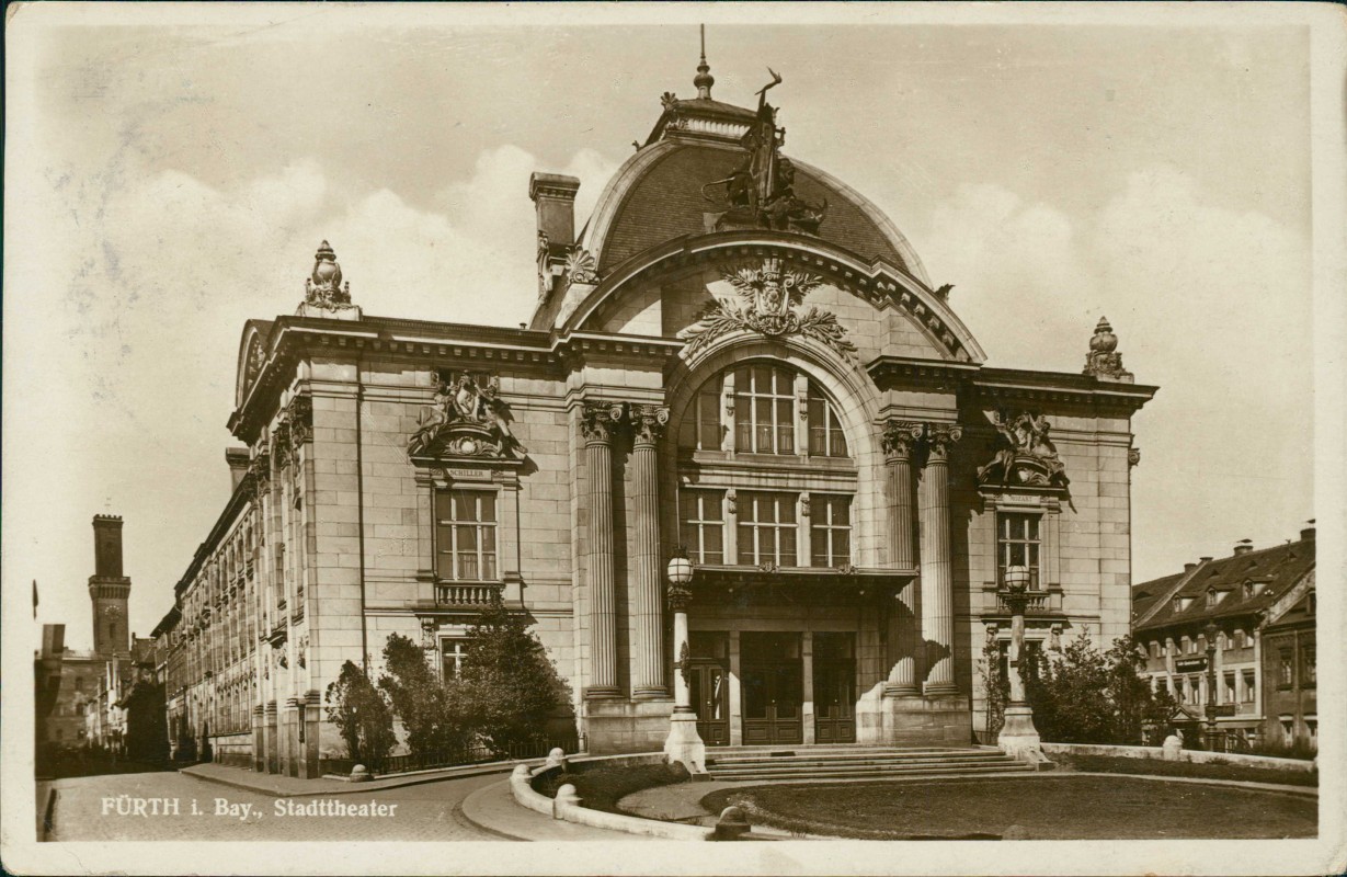 vergrößern: Bildseite historische Ansichtskarte von 1942: Straßenpartie am Stadttheater:: Fürth