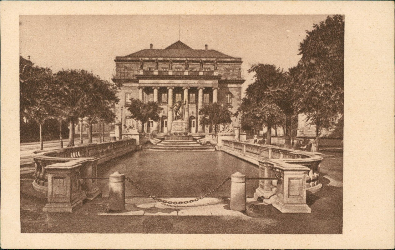 vergrößern: Bildseite historische Ansichtskarte von 1928: Broglieplatz Theater:: Straßburg
