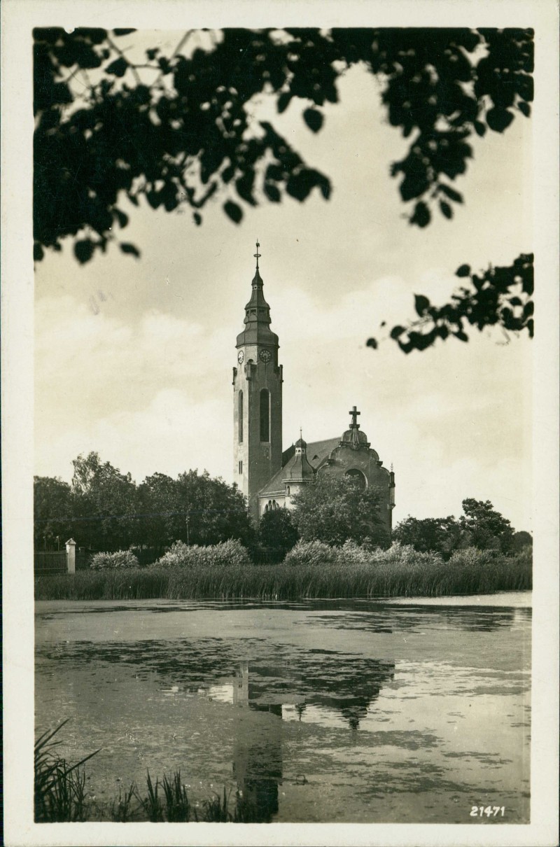 vergrößern: Bildseite historische Ansichtskarte von 1940: Blick über den Teich auf die Kirche:: Dux
