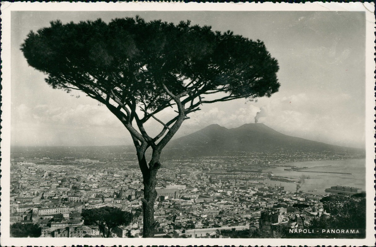 vergrößern: Bildseite historische Ansichtskarte von 1942: Stadt Fernblick auf den Vesuv:: Neapel