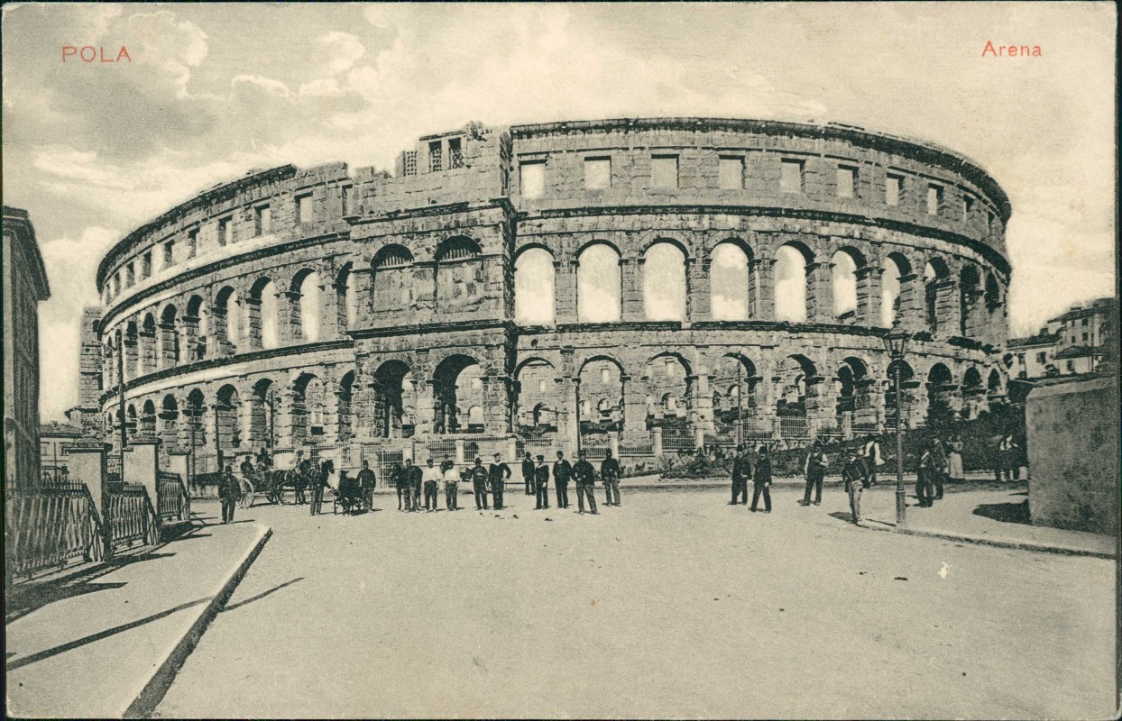 zoom: Image side vintage Postcard from 1909: Straßenszene Arena Männer:: Pula