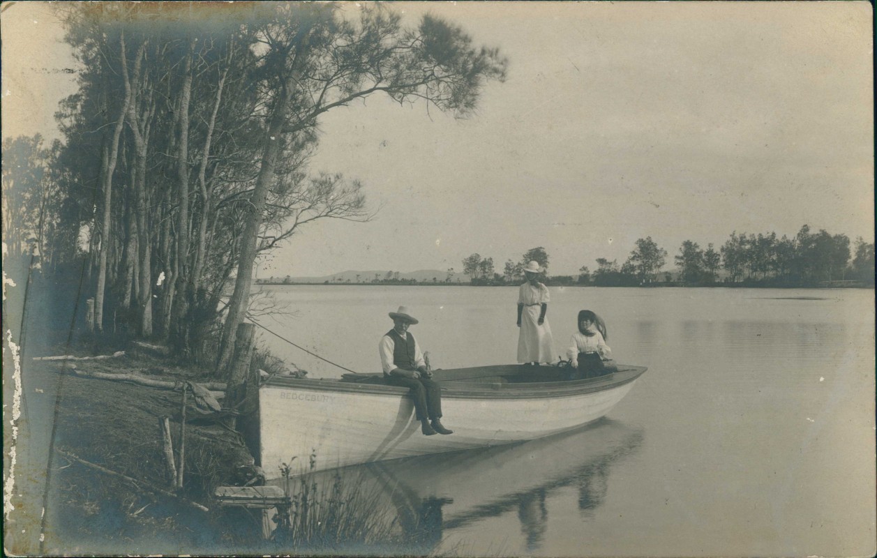 vergrößern: Bildseite historische Ansichtskarte von 1914: gel. Southwales Familie im Boot Fluß:: .Australien