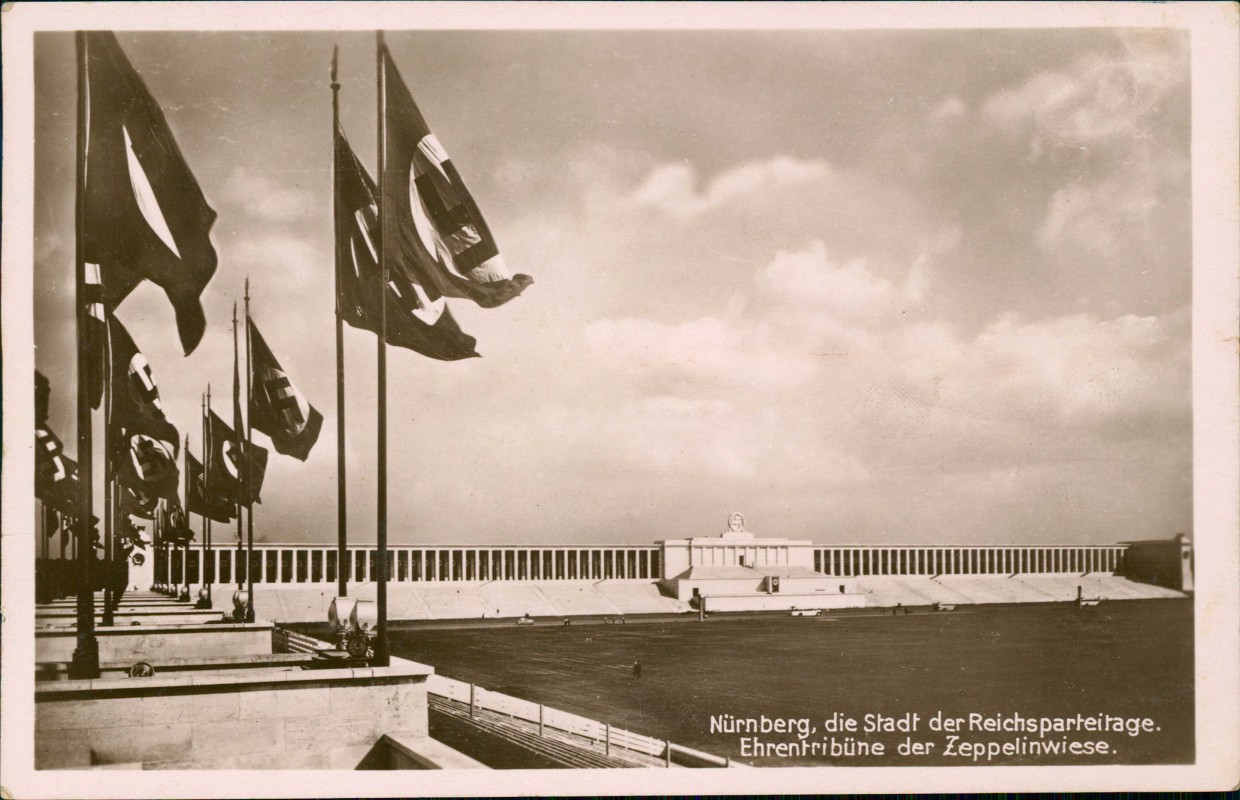 vergrößern: Bildseite historische Ansichtskarte von 1940: Ehrentribüne der Zeppelinwiese. Propaganda:: Nürnberg