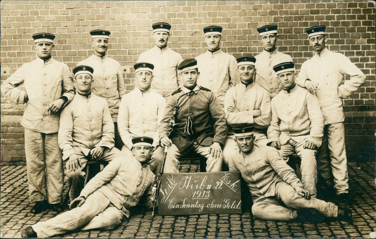 vergrößern: Bildseite historische Ansichtskarte von 1913: Militär Soldatenleben Ein Sonntag ohne Geld Gruppenbild::