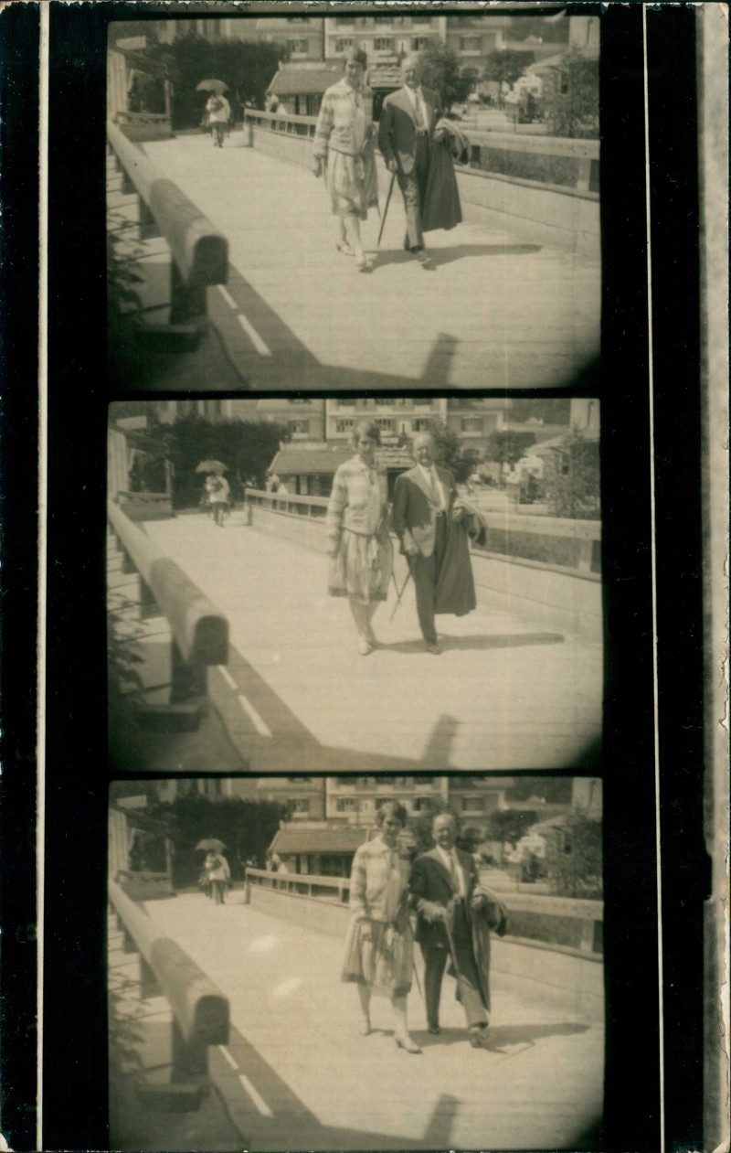 vergrößern: Bildseite historische Ansichtskarte von 1930: 3 Bild abfolge Mann und Frau auf Brücke::