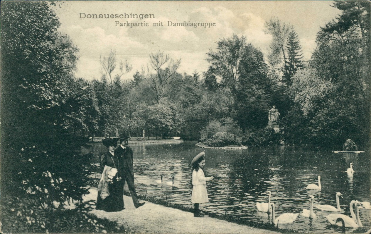 vergrößern: Bildseite historische Ansichtskarte von 1915: Parkpartie feine Herrschaften - Danubiagruppe:: Donaueschingen
