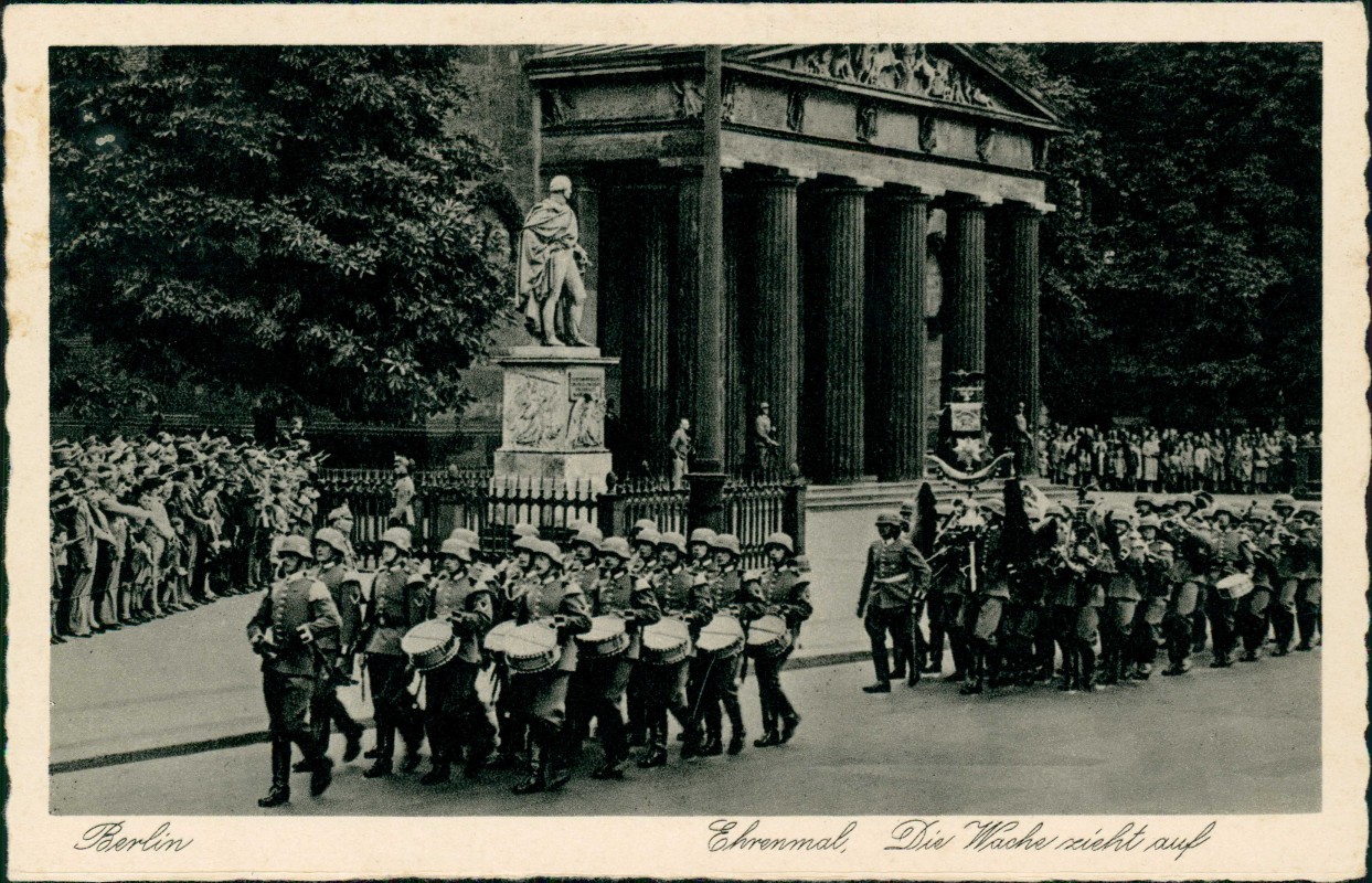 vergrößern: Bildseite historische Ansichtskarte von 1939: Ehrenmal, Die Wache zieht auf:: Mitte-Berlin