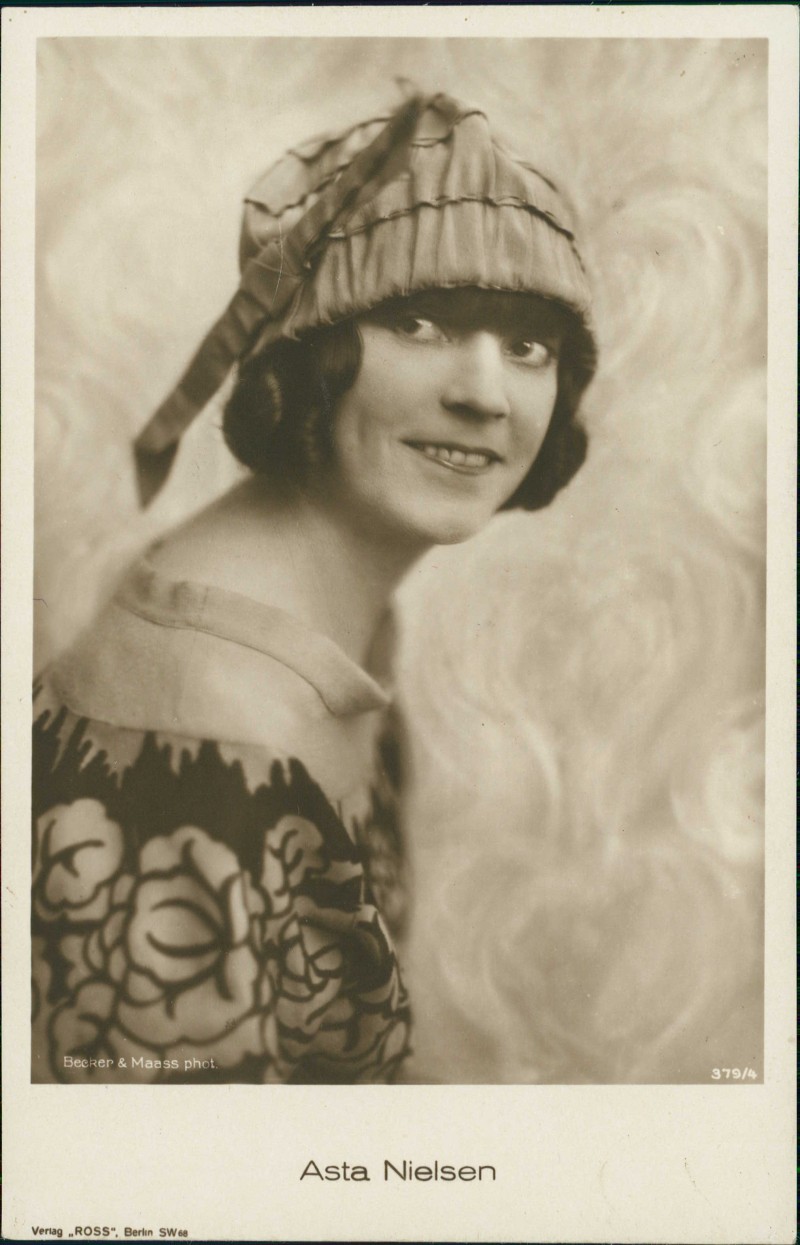 vergrößern: Bildseite historische Ansichtskarte von 1930: Film Fernsehen Theater - Schauspieler Asta Nielsen::