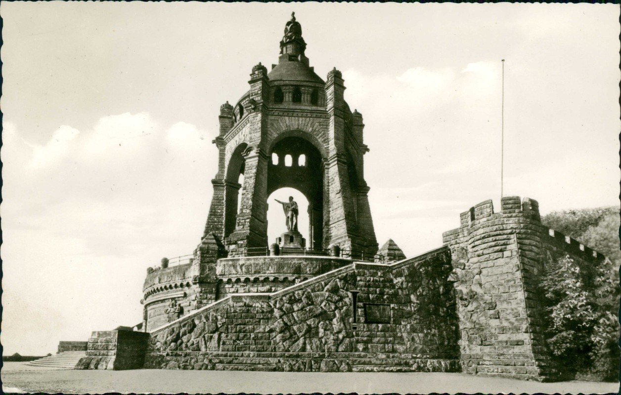 vergrößern: Bildseite historische Ansichtskarte von 1965: Kaiser-Wilhelm-Denkmal Seitenansicht:: Porta Westfalica