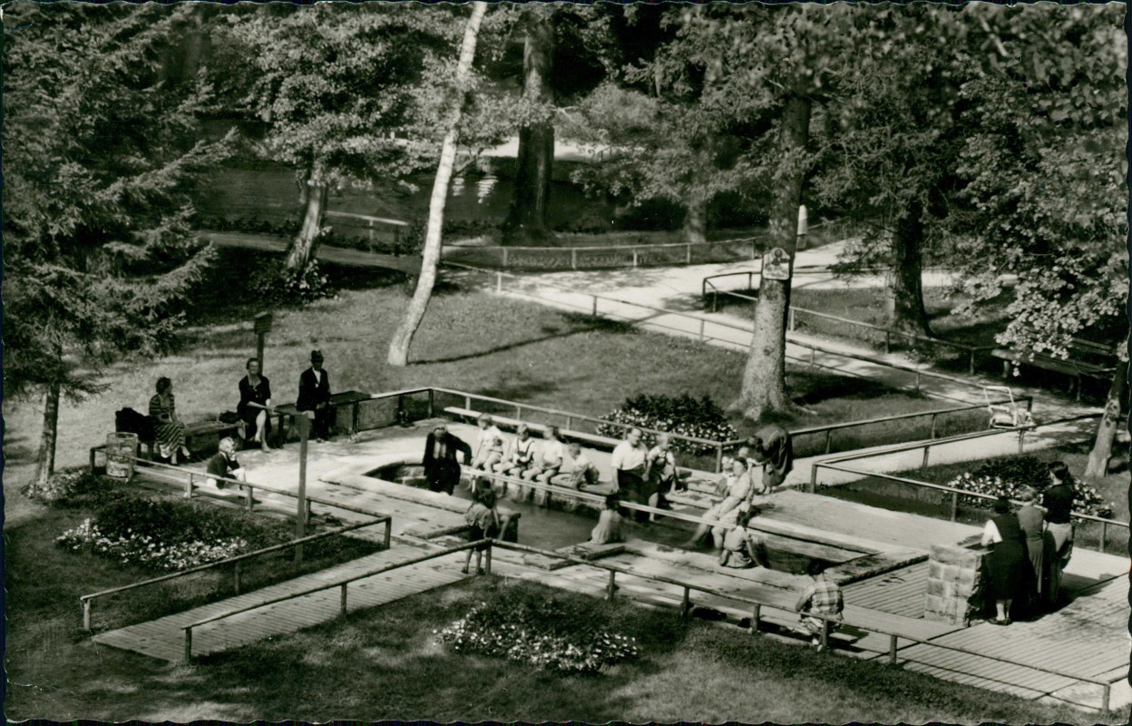 vergrößern: Bildseite historische Ansichtskarte von 1963: Wassertretplatz beim Kneippbrunnen:: Bad Wörishofen