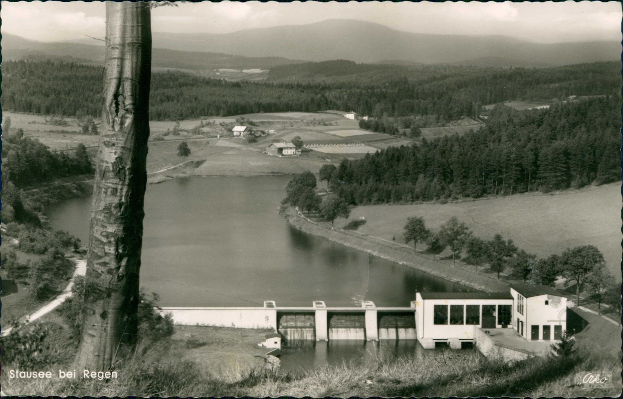vergrößern: Bildseite historische Ansichtskarte von 1958: Stausee mit Staustufe Fotokarte:: Regen
