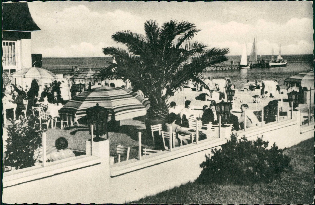 vergrößern: Bildseite historische Ansichtskarte von 1962: Strandhalle Palmenterrasse:: Grömitz (Holstein)