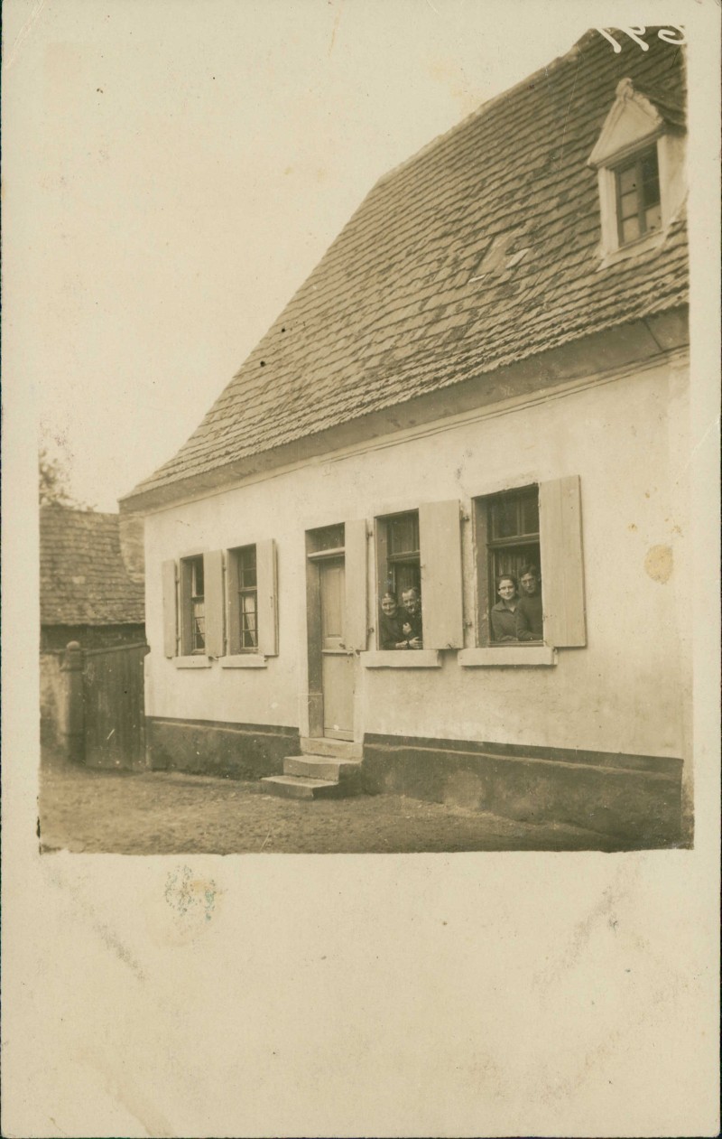 zoom: Image side vintage Postcard from 1924: Hausfassade Einfamilienhaus Bewohner schauen aus dem Fenster::