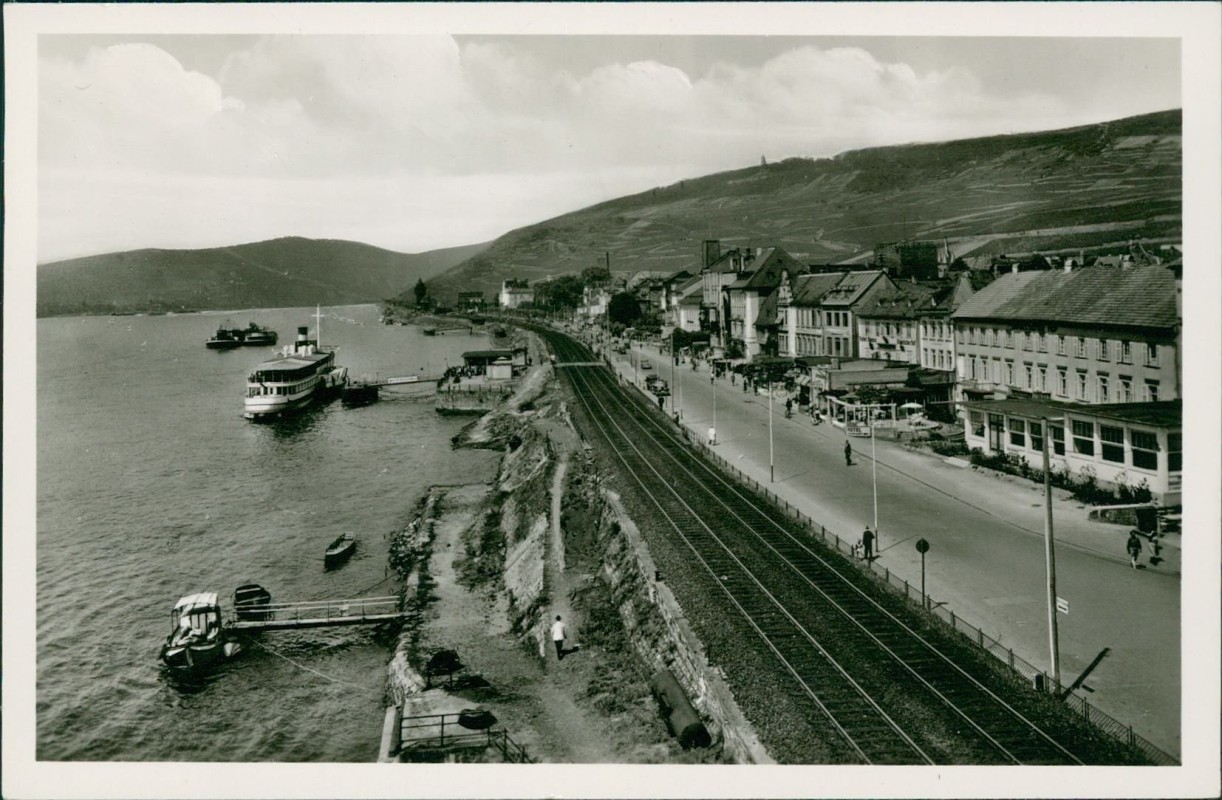 vergrößern: Bildseite historische Ansichtskarte von 1962: Rheinpromenade, Dampfer:: Rüdesheim (Rhein)