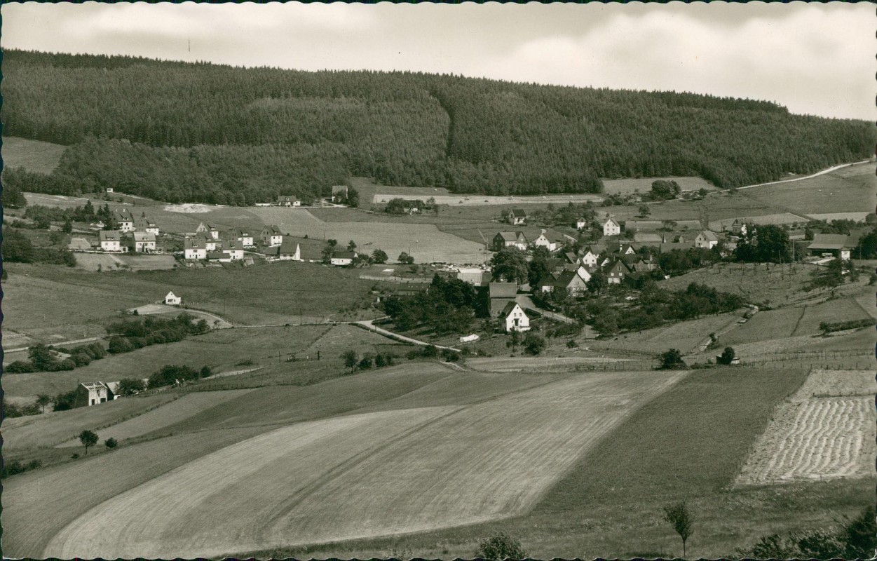 zoom: Image side vintage Postcard from 19622: Blick über die Felder auf die Stadt:: Brachthausen-Kirchhundem