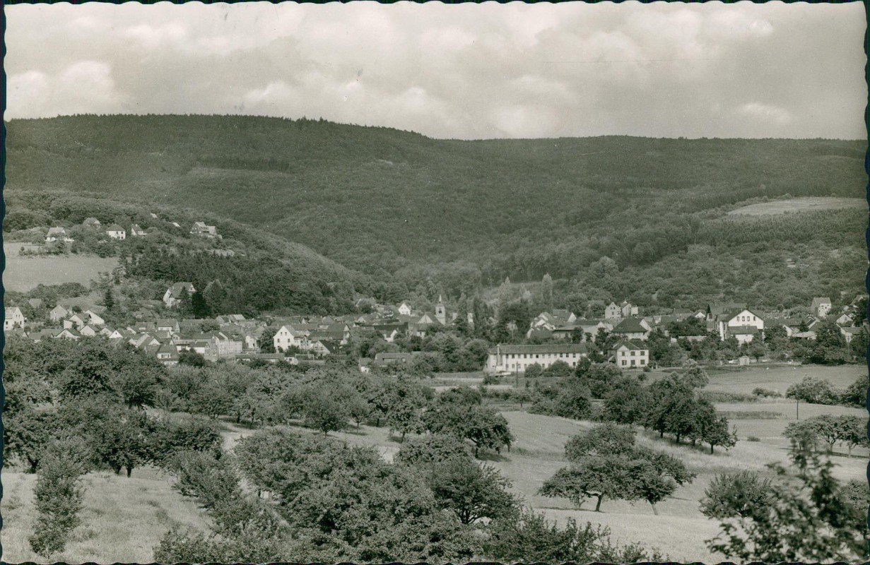 vergrößern: Bildseite historische Ansichtskarte von 1955: Fernblick auf die Stadt:: Oberbieber-Neuwied (Rhein)