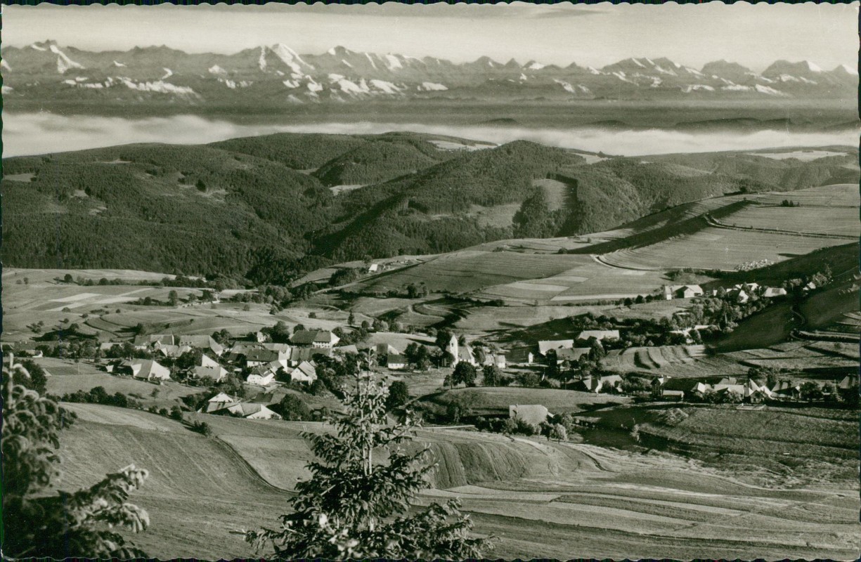 vergrößern: Bildseite historische Ansichtskarte von 1957: Stadt und Bergpanorama:: Gersbach (Schwarzwald)