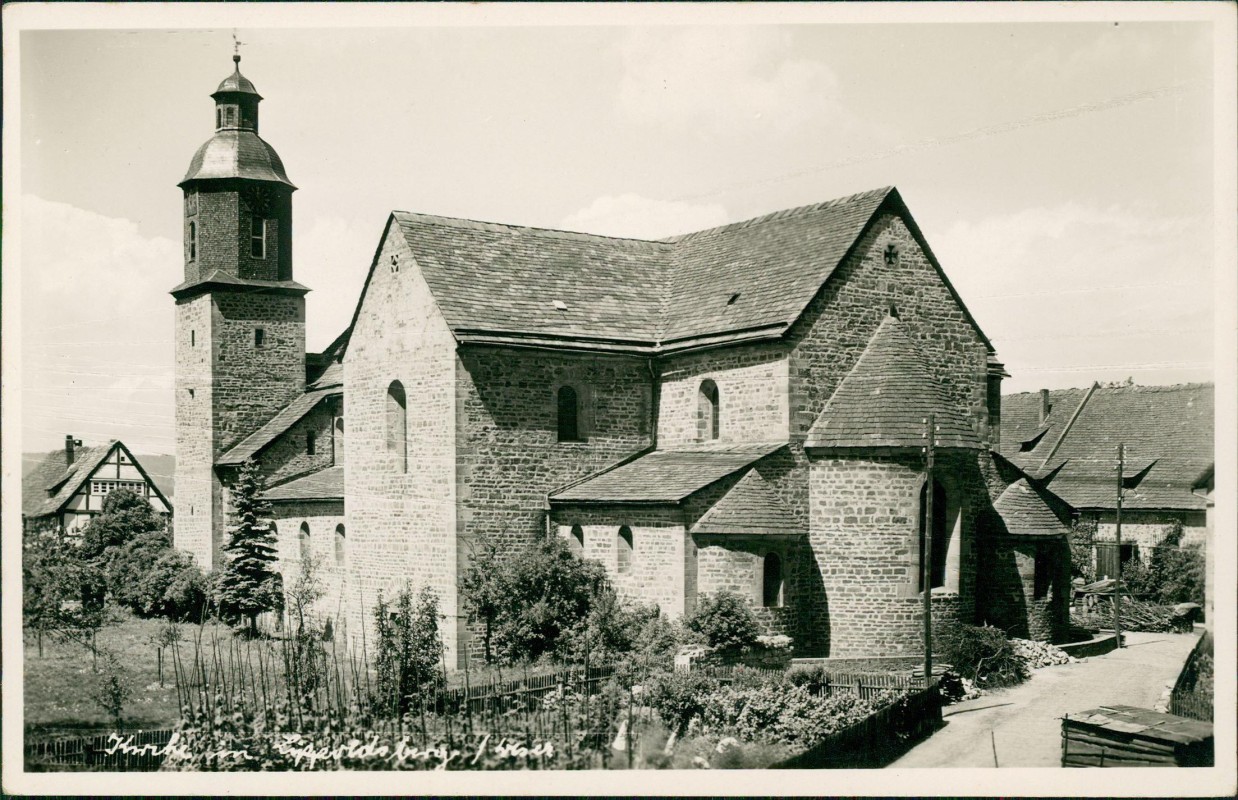 vergrößern: Bildseite historische Ansichtskarte von 1951: Partie an der Kirche - Fotokarte:: Lippoldsberg