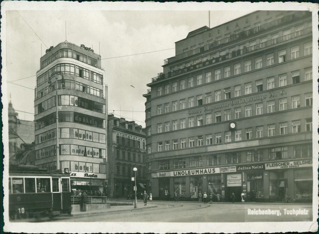 zoom: Image side vintage Postcard from 1934: Tuchplatz Geschäfte Straßenbahn:: Liberec