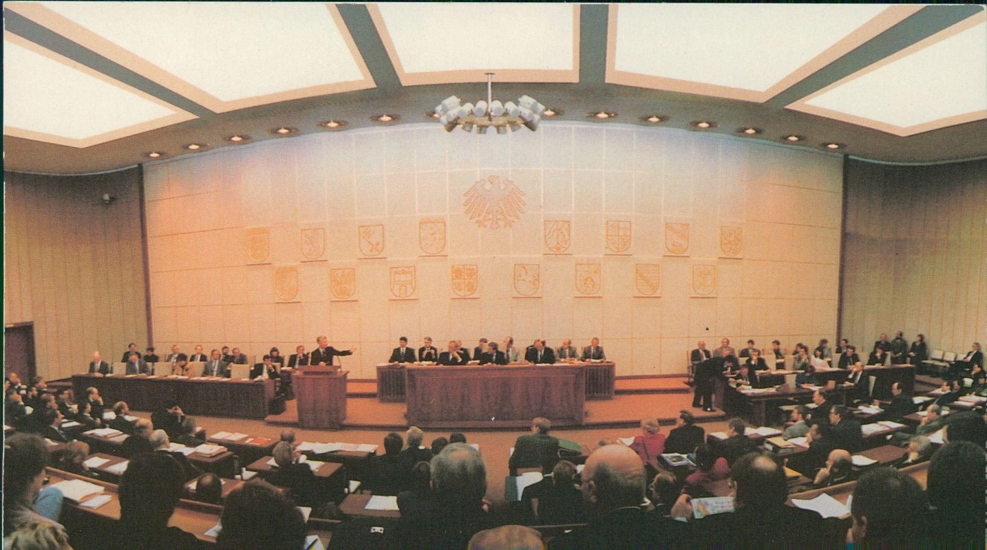 zoom: Image side vintage Postcard from 1980: Bundesrat BRD Plenarsitzung:: Bonn