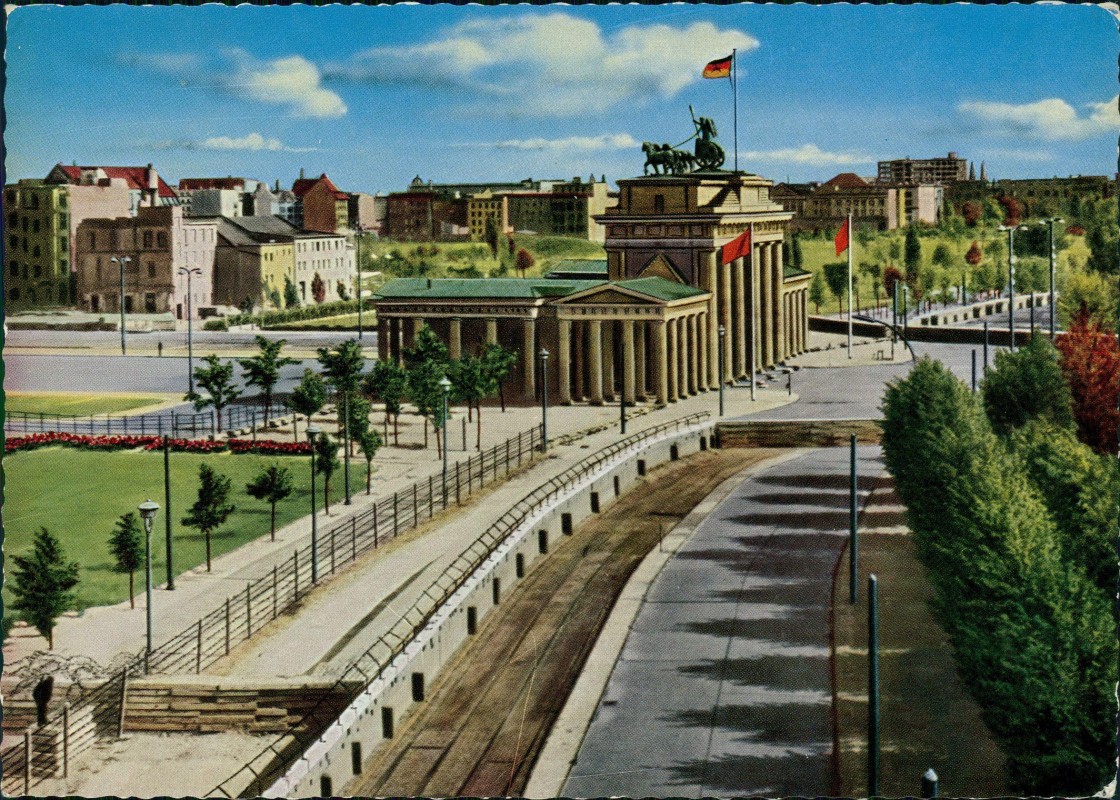 vergrößern: Bildseite historische Ansichtskarte von 1961: Brandenburger Tor nach dem 13. August 1961:: Mitte-Berlin