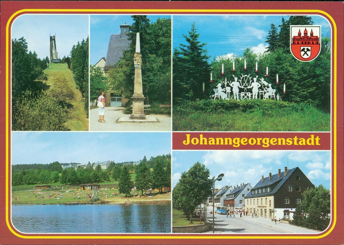 vergrößern: Bildseite historische Ansichtskarte von 1990: Mehrbildkarte von Johanngeorgenstadt mit Erzgebirgsschanze, Postmeilensäule & Schwibbogen:: Johanngeorgenstadt