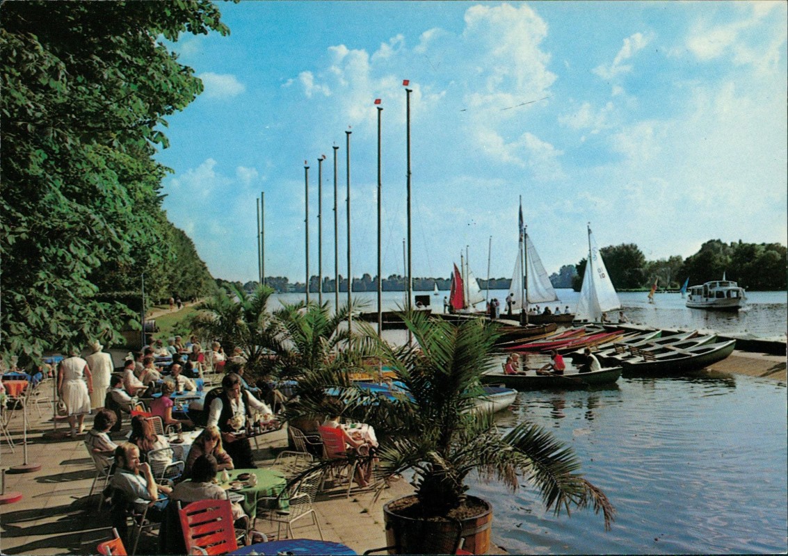 zoom: Image side vintage Postcard from 1990: Partie am Maschsee mit Bootsanleger:: Döhren-Wülfel-Hanover