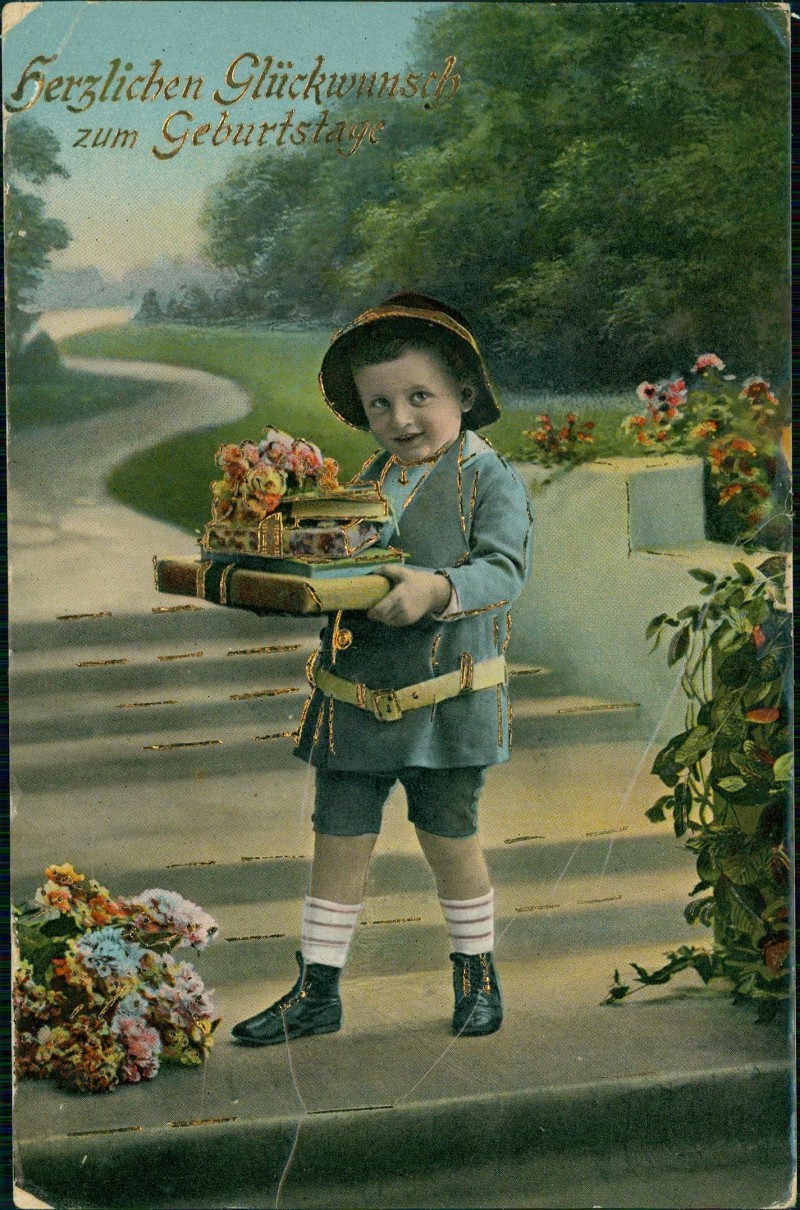 vergrößern: Bildseite historische Ansichtskarte von 1914: Geburtstag Birthday verschmitzter Junge mit Geschenken::